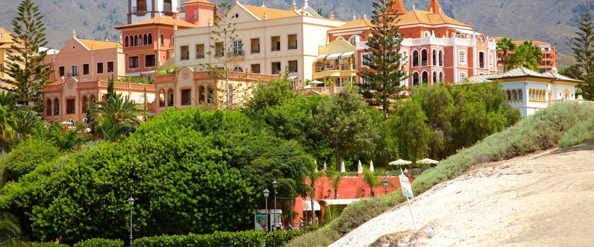 Playa Del Duque ofreciendo una playa de arena y una ciudad