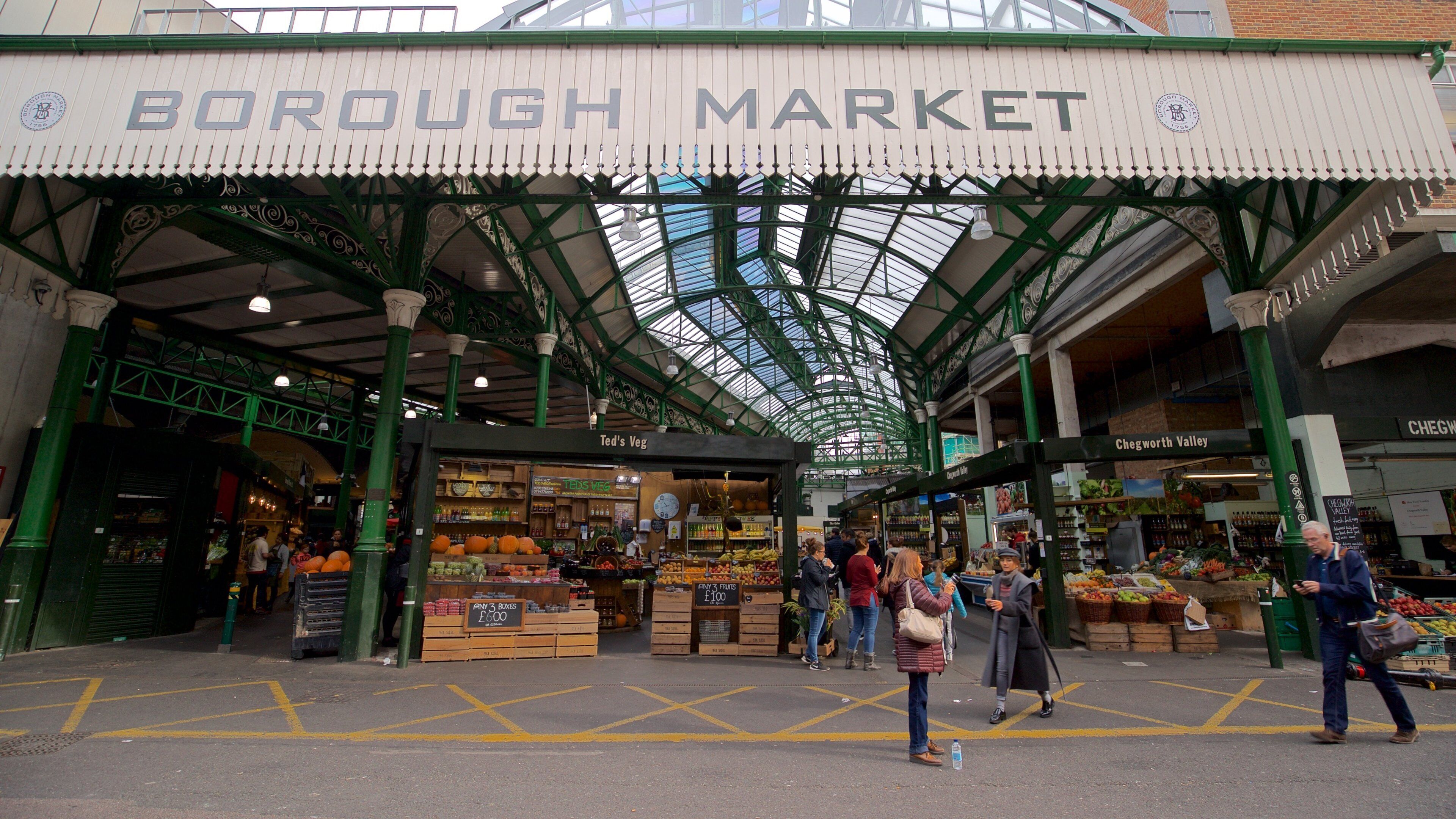 Borough Market featuring street scenes, signage and markets