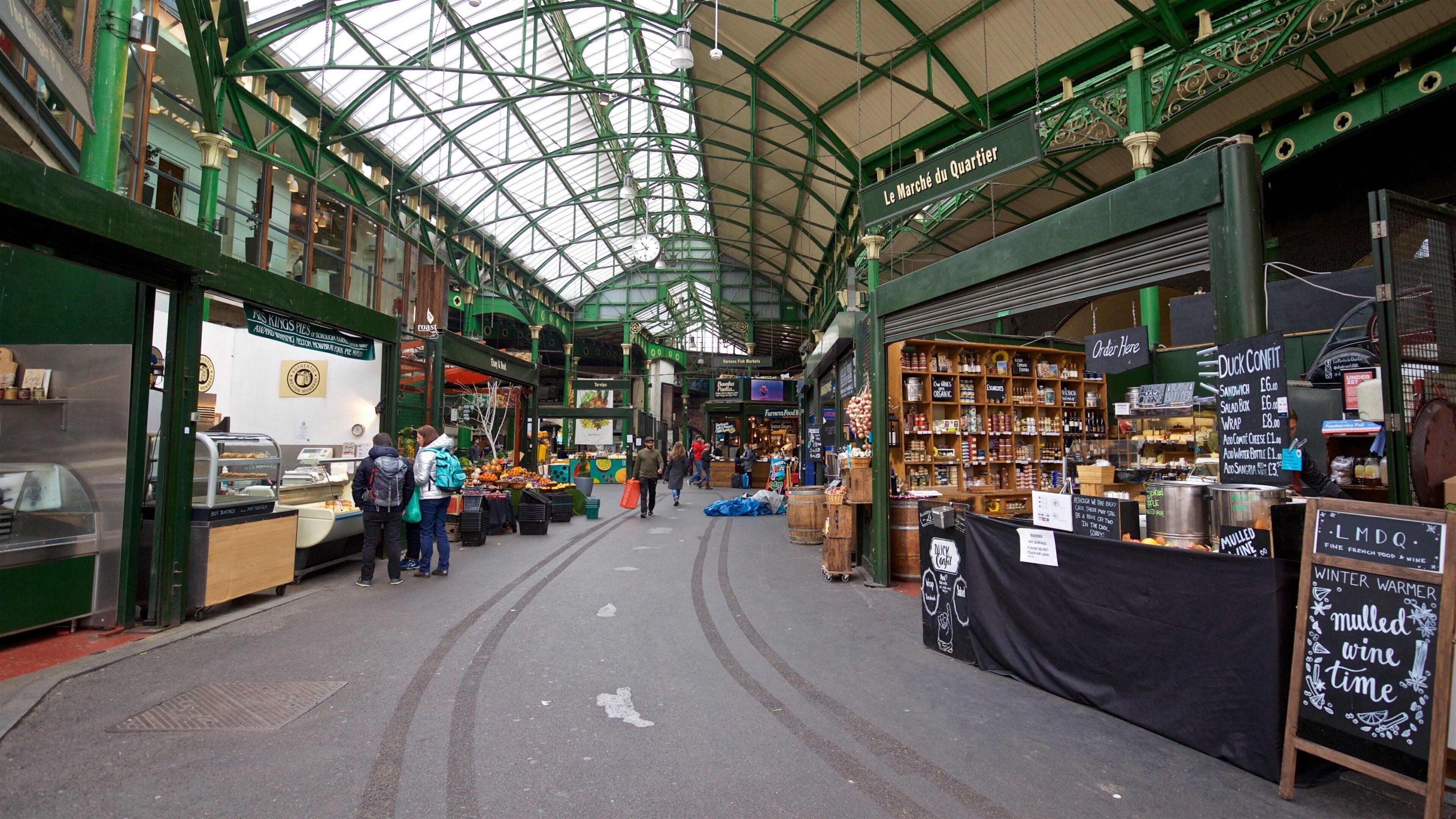 Borough Market showing street scenes, markets and signage