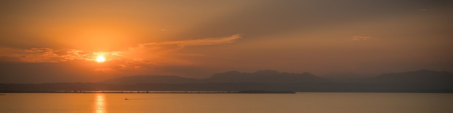 For a great sunset of laks Garda, go to themepark Gardaland and take a (quite) ride with FLYING ISLAND
JUST FOLLOW THE PIN TO GET THERE 📌
⬇️⬇️ Make my day and follow me also at: ⬇️⬇️
https://www.instagram.com/denniskuh1896/
https://www.facebook.com/dennisdondersphotography/
https://500px.com/dennisdonders
www.flickr.com/photos/denniskuh1896