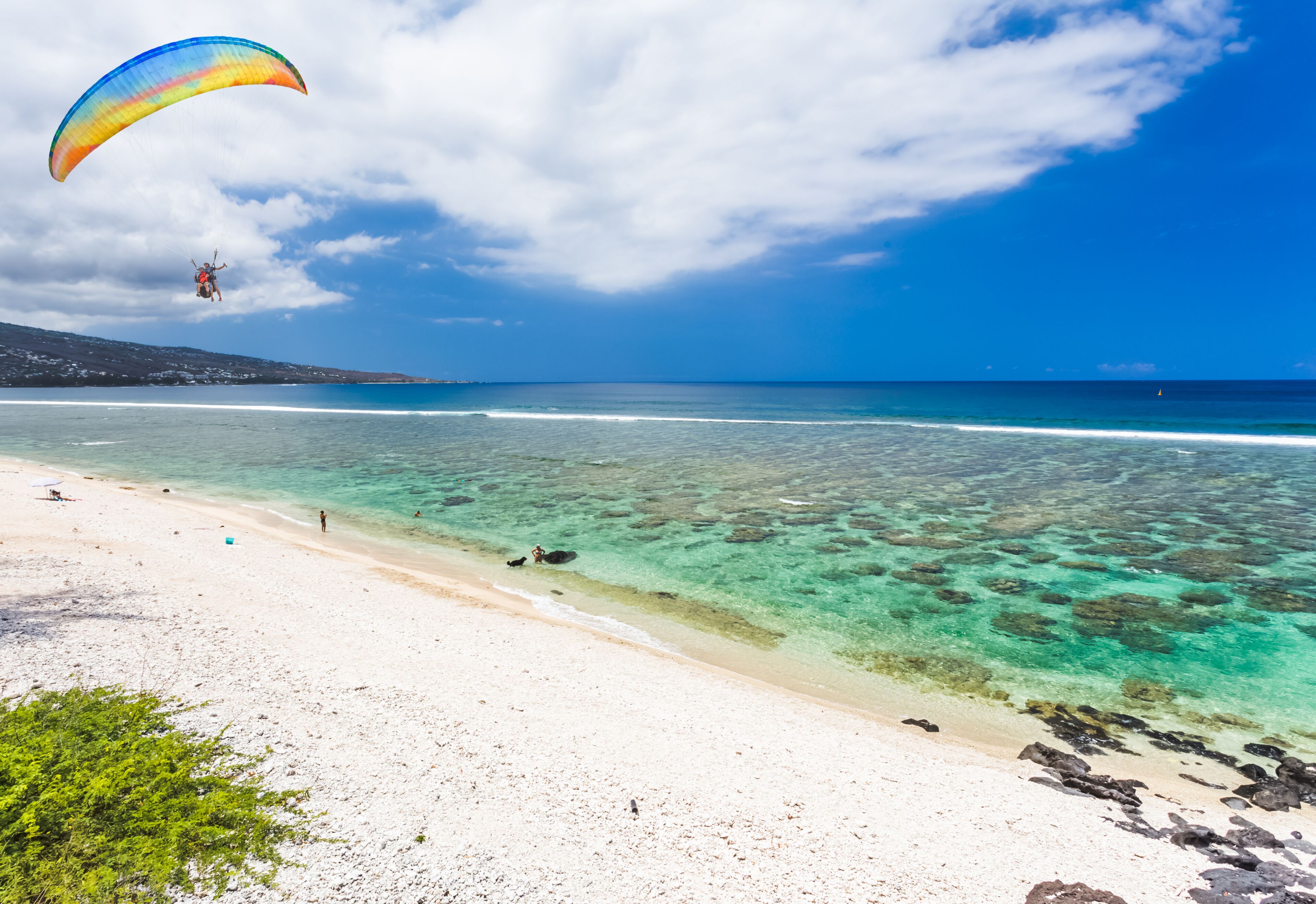 Vol en parapente au-dessus du lagon de saint leu, Île de la Réunion 