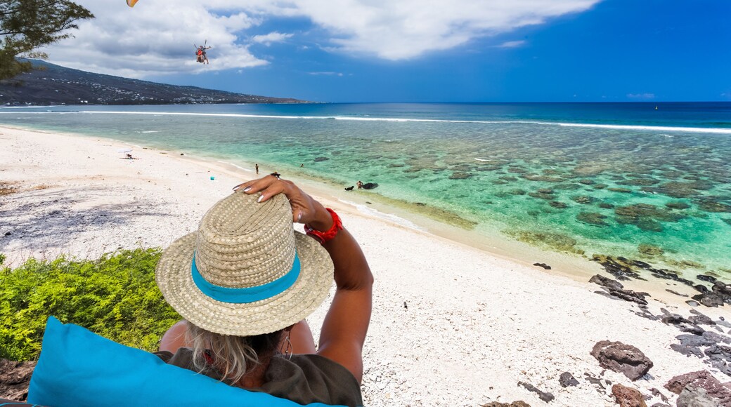 Femme sur plage de Kélonia observant un en phase d’atterrissage, saint leu, île de la Réunion