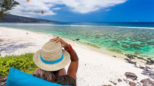 Femme sur plage de Kélonia observant un en phase d’atterrissage, saint leu, île de la Réunion