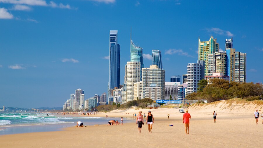 Main Beach som viser udsigt over kystområde, en by og en skyskraber