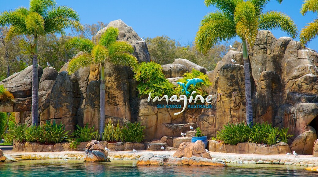 Sea World Resort ofreciendo un parque acuático, señalización y un estanque