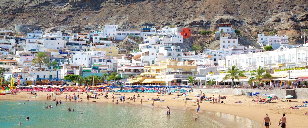 Playa de Mogan og byder på svømning, udsigt over kystområde og en strand