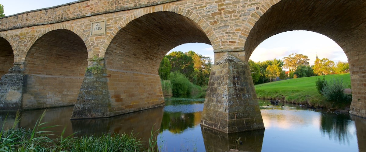 Richmond mettant en vedette rivière ou ruisseau, patrimoine historique et pont