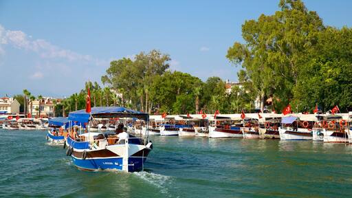 ダルヤン フィーチャー ボート と マリーナ