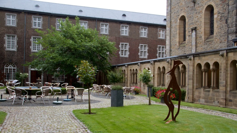 Kerkrade caratteristiche di architettura d\'epoca e statua o scultura