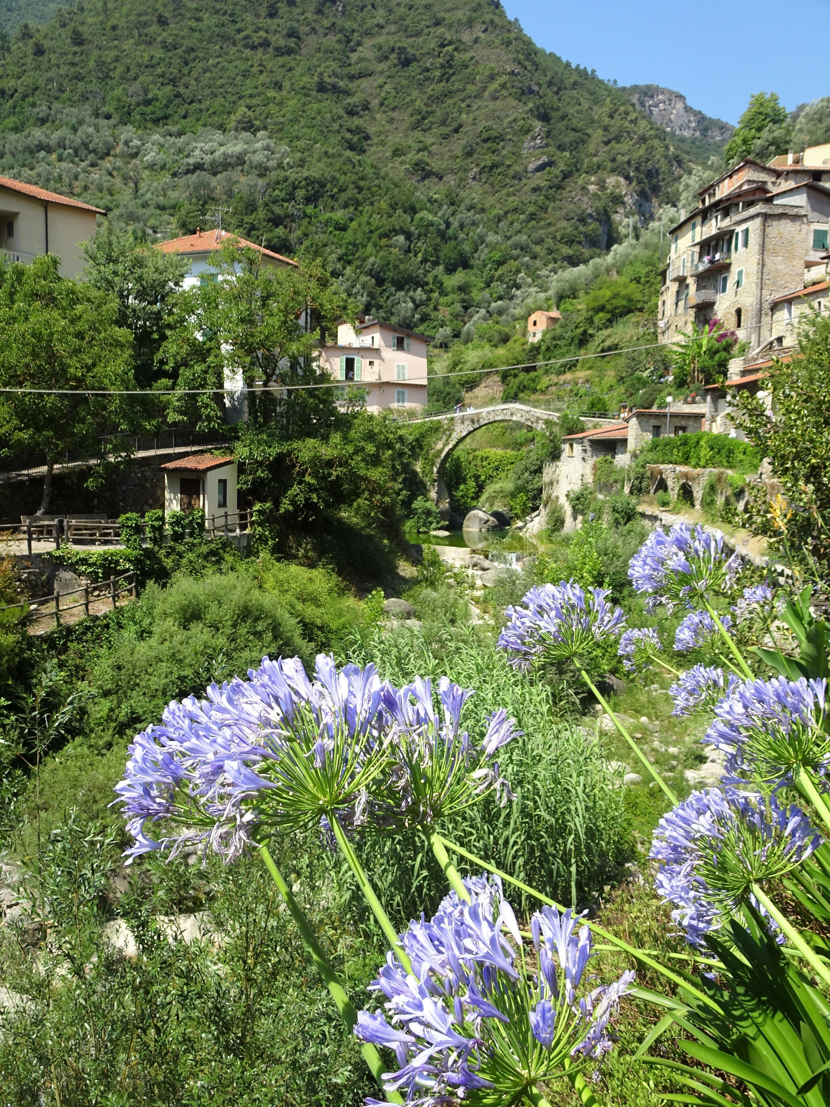 Touring the hinterland of San Remo: a mosaic of mountain villages, rivers and picturesque spots.
