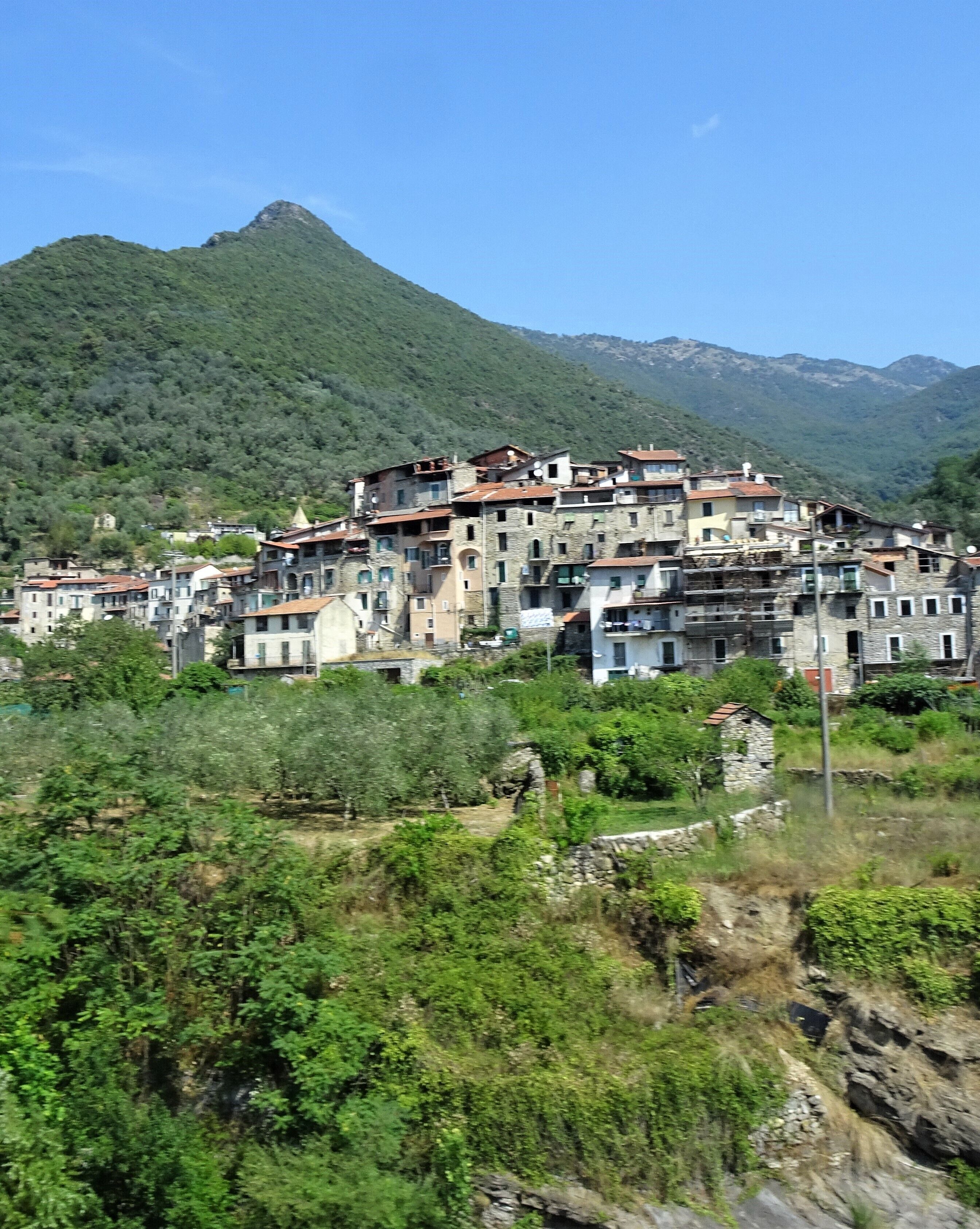 Touring the hinterland of San Remo: a mosaic of mountain villages, rivers and picturesque spots.
