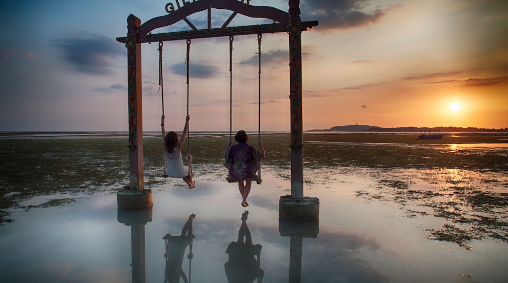 Amigas disfrutando de un atardecer