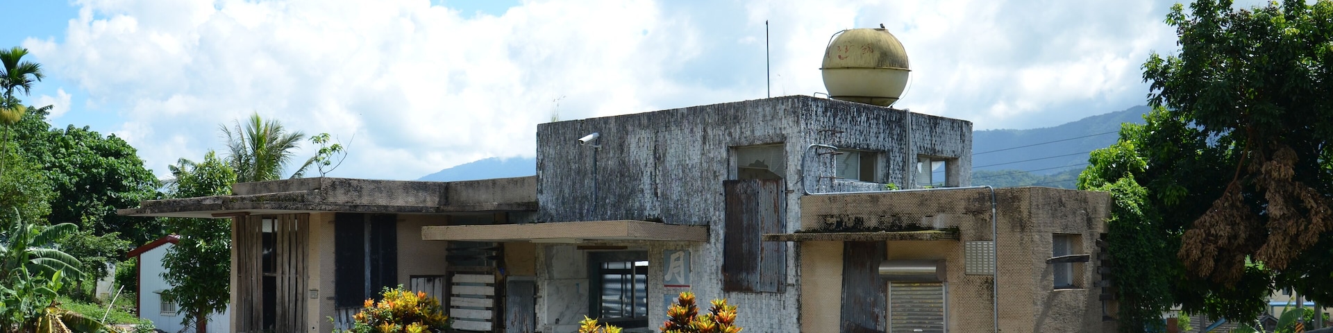 月美車站站房背面。