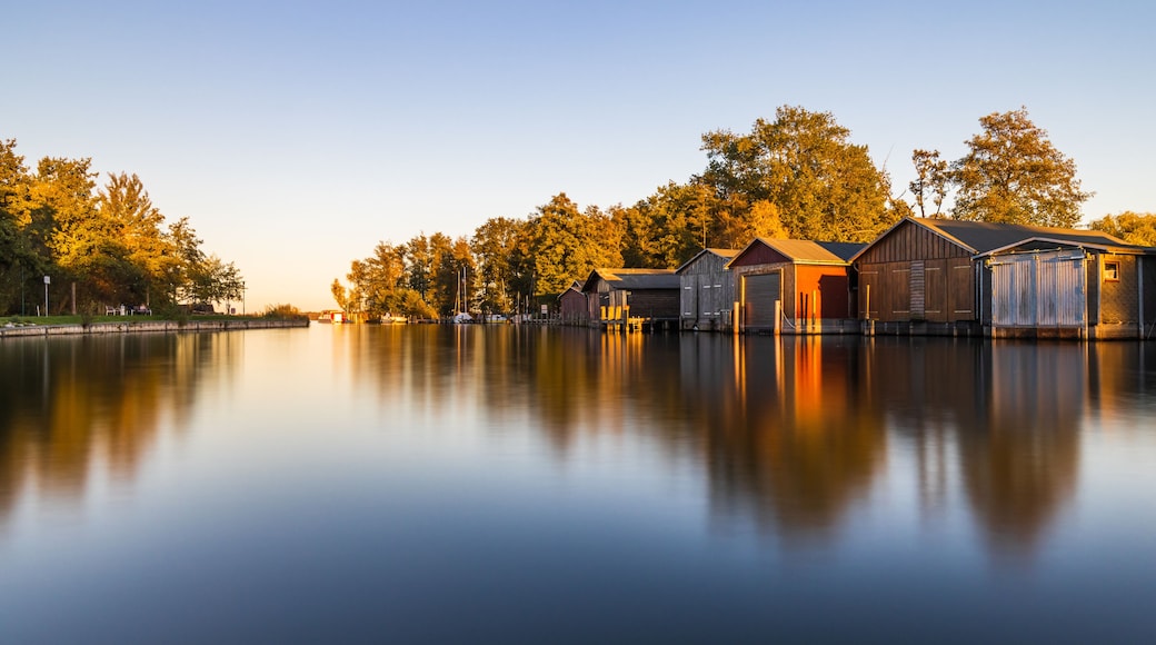 Bootshäuser in der Hafeneinfahrt von Plau am See im Herbst im Abendlicht