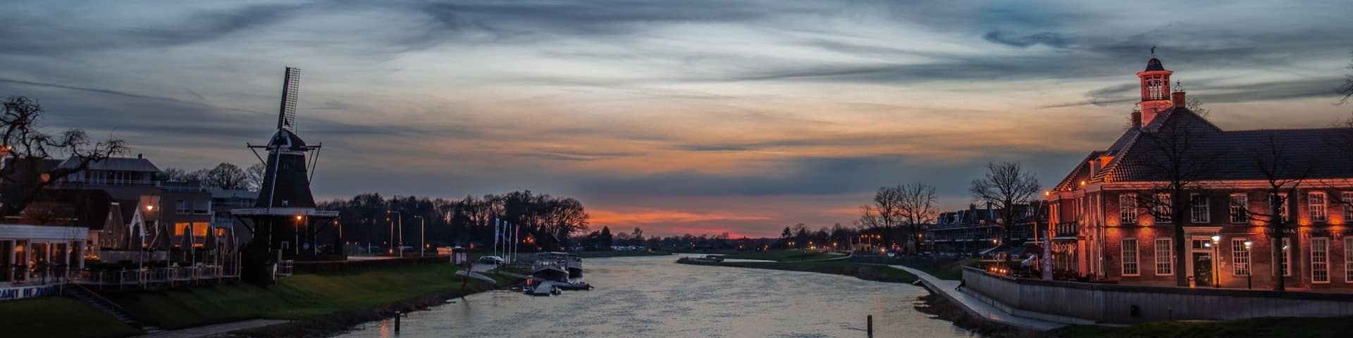 This shot I toke when I was driving home and when I crossed the river “de Vecht” I noticed the beautiful sundown. Ommen is a nice place to visit when you’re in the Netherlands.