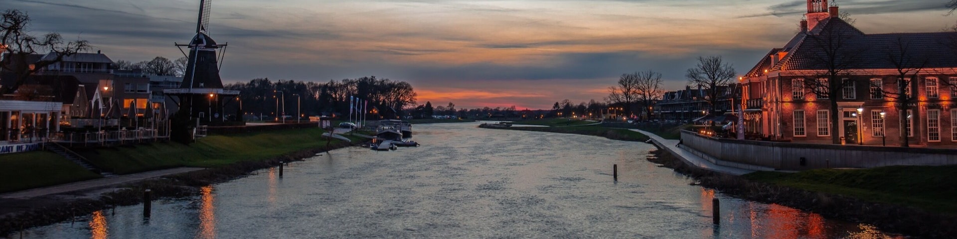 This shot I toke when I was driving home and when I crossed the river “de Vecht” I noticed the beautiful sundown. Ommen is a nice place to visit when you’re in the Netherlands.
