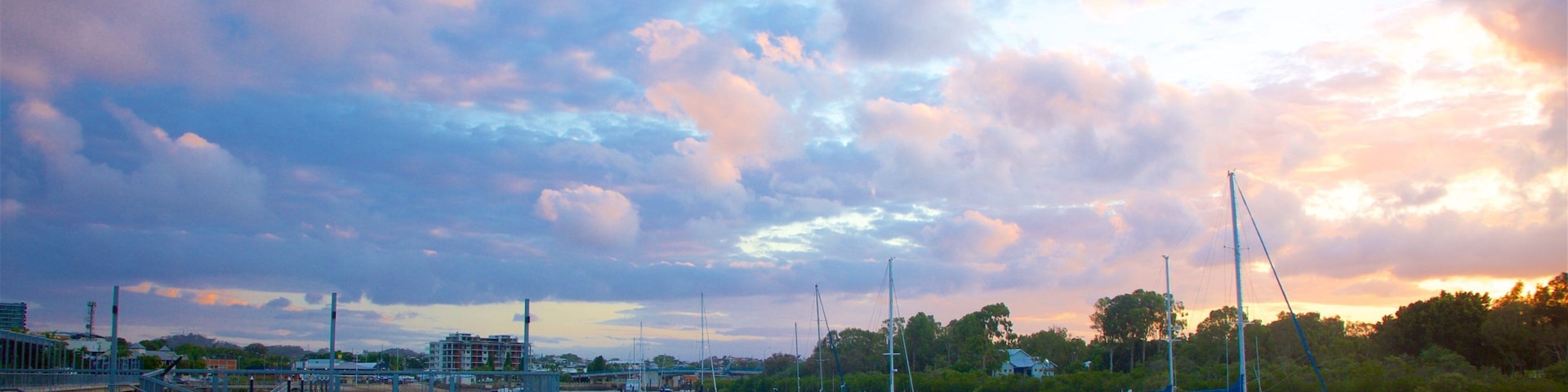 Costa de Capricornio mostrando un club náutico, un atardecer y un río o arroyo