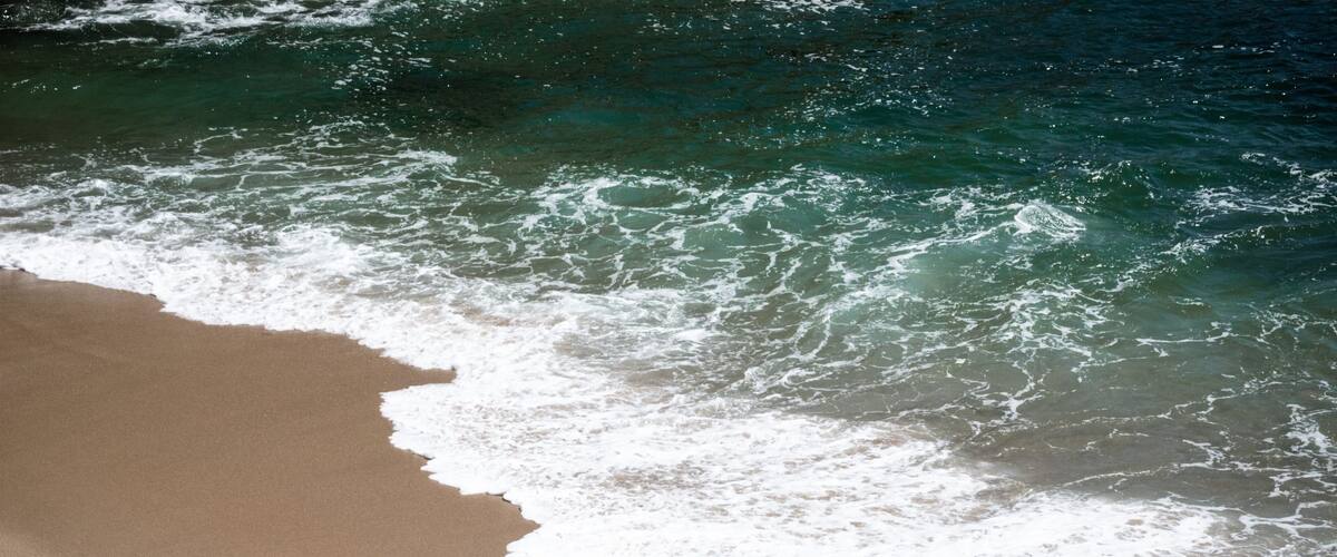 Niño observa el mar en la bahía de Quintero, Chile