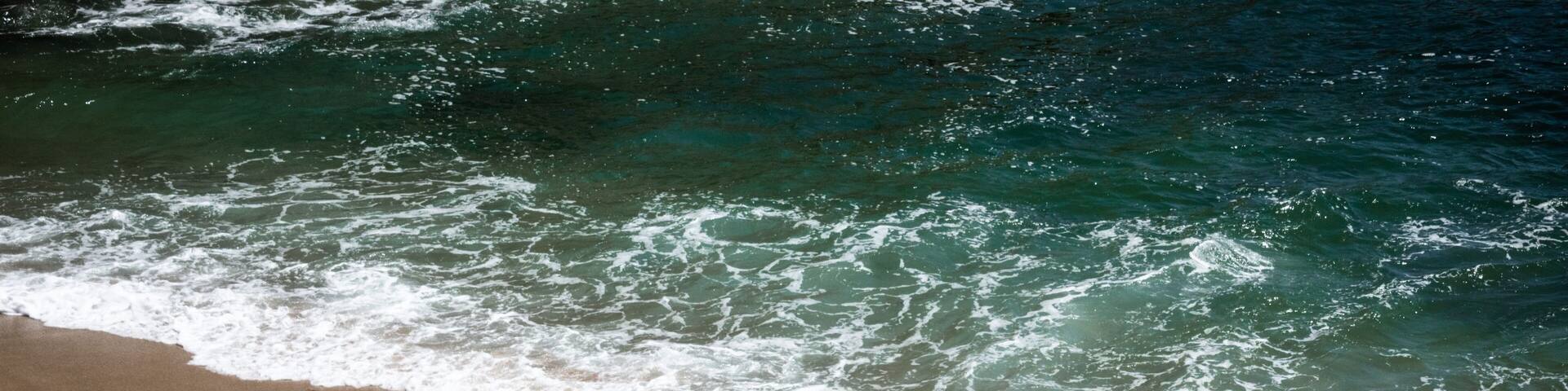 Niño observa el mar en la bahía de Quintero, Chile