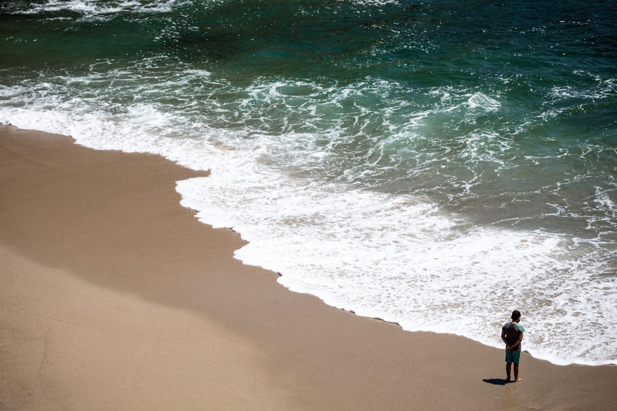 Niño observa el mar en la bahía de Quintero, Chile