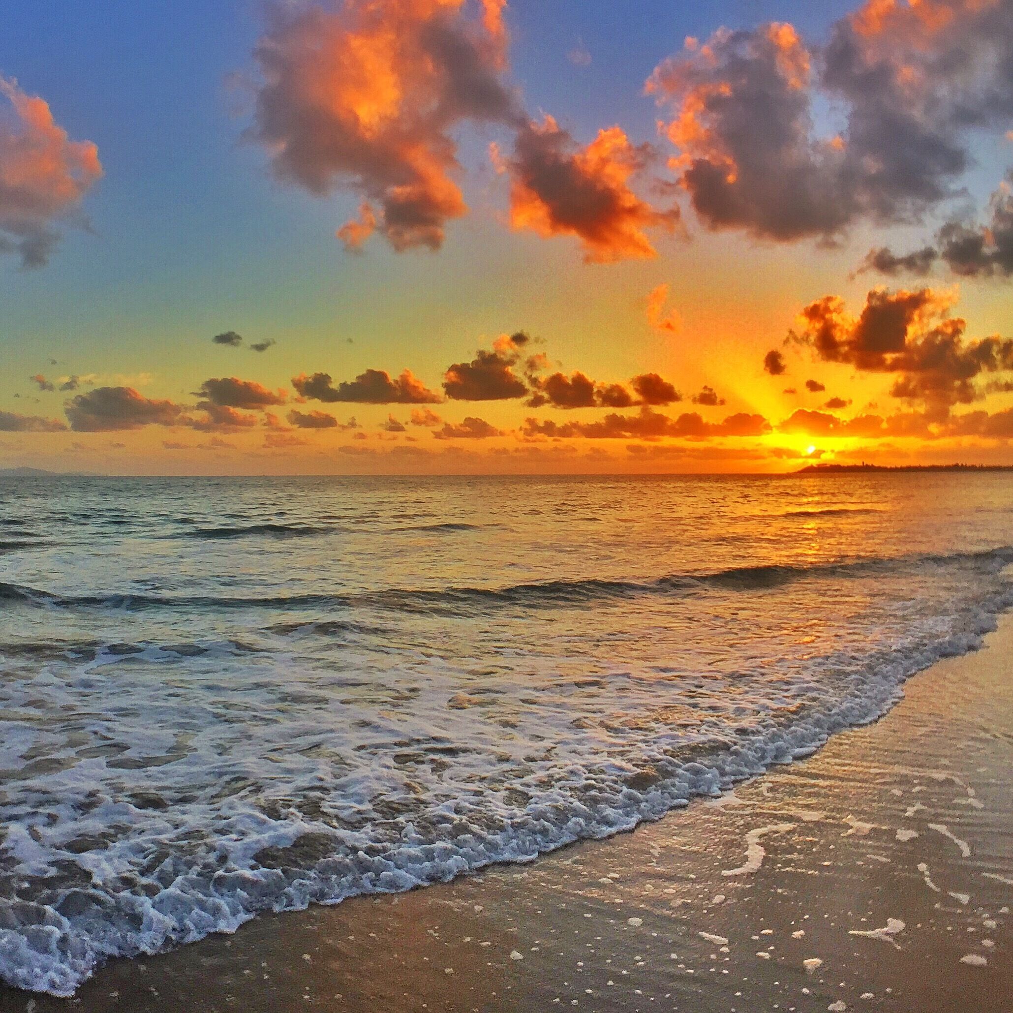 Summer sunrise from the northern beaches of Mackay! Happy hump day! 🌅🌴🐠😀
#meetmackayregion #thisisqueensland #seeaustralia #EscapeOrdinary 