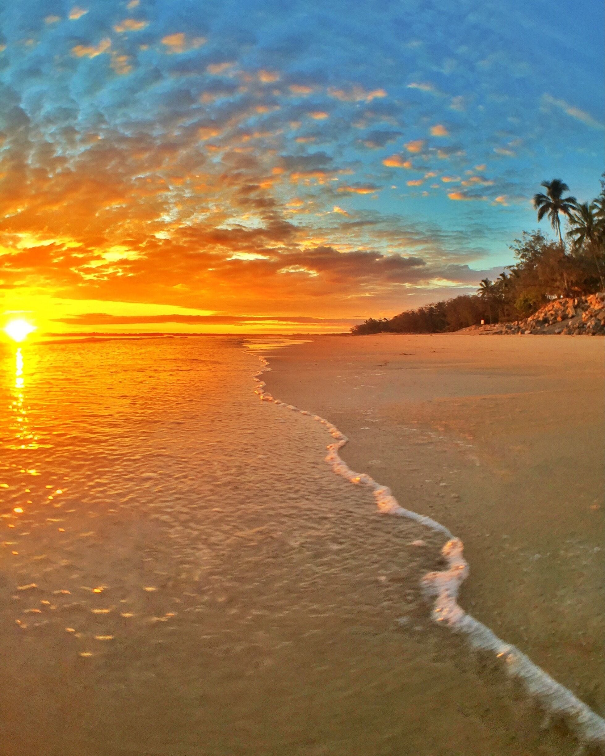 The start of another magical day in Mackay! 🌅🌴 
Don't forget we're doing a Sunset Instameet this afternoon at Sunset Bay from 6:30pm here in @visitmackay with @cherrieflea, look forward to seeing you there! ☀️🐠🐟🌴😀
#meetmackayregion #thisisqueensland #seeaustralia #olloclip