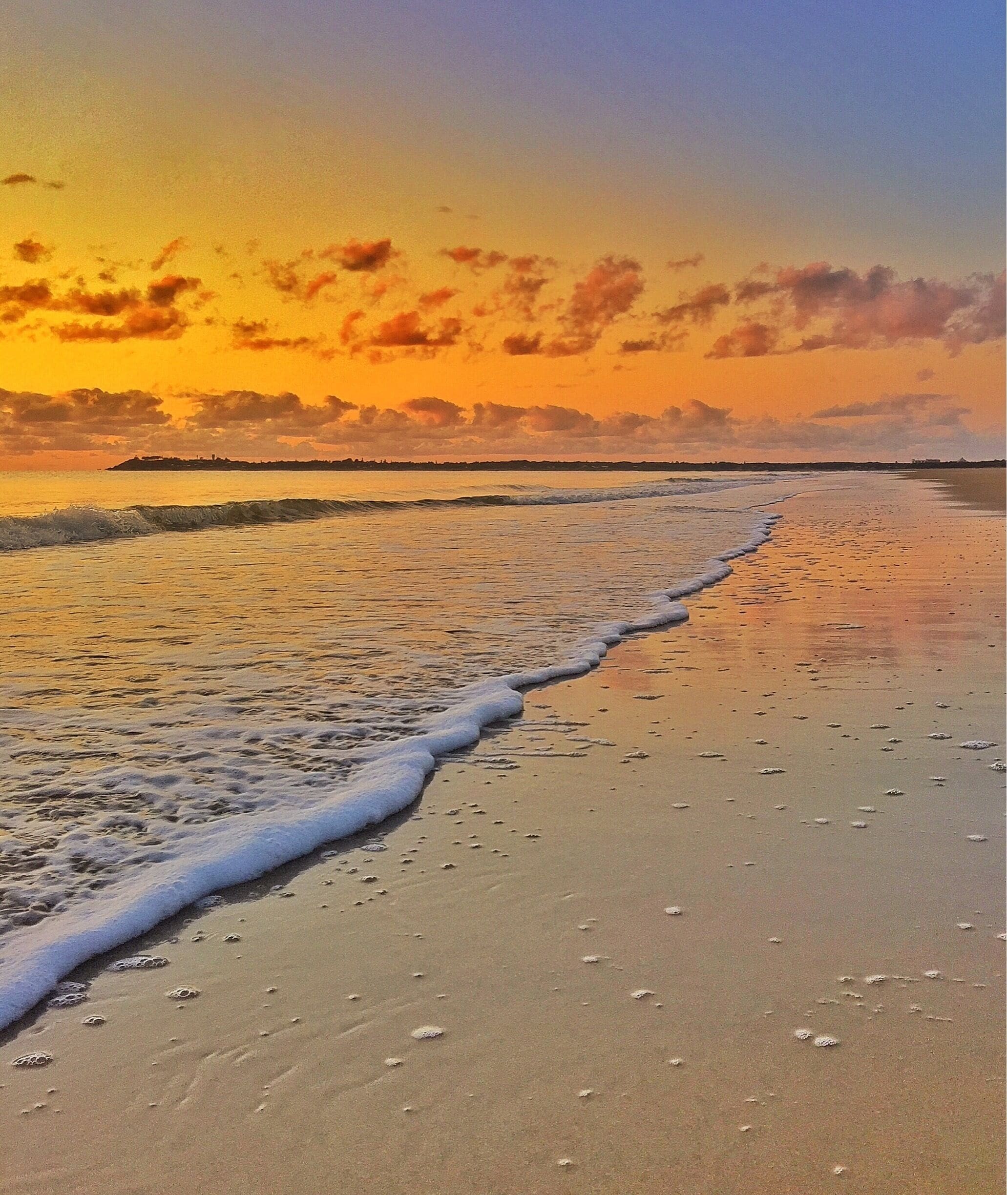 Just imagine having this whole beach to yourself! Early morning at the northern beaches in Mackay last weekend and not another person for miles, it really is a stunning time of the day! 🌅🐠🐟🌴😀
#meetmackayregion #thisisqueensland #seeaustralia 