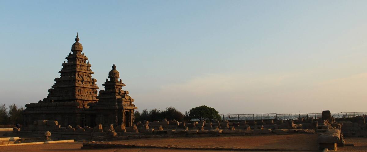 A sight to behold! The shore temple of mahabalipuram, overlooking the shore since the 8th century!
#landscapephotography #indian #architecture #temple #blue #skies #bythebeach #goldenhour #landscape