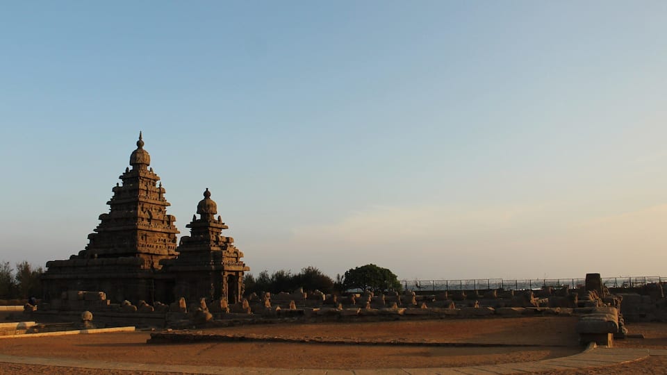 A sight to behold! The shore temple of mahabalipuram, overlooking the shore since the 8th century!
#landscapephotography #indian #architecture #temple #blue #skies #bythebeach #goldenhour #landscape