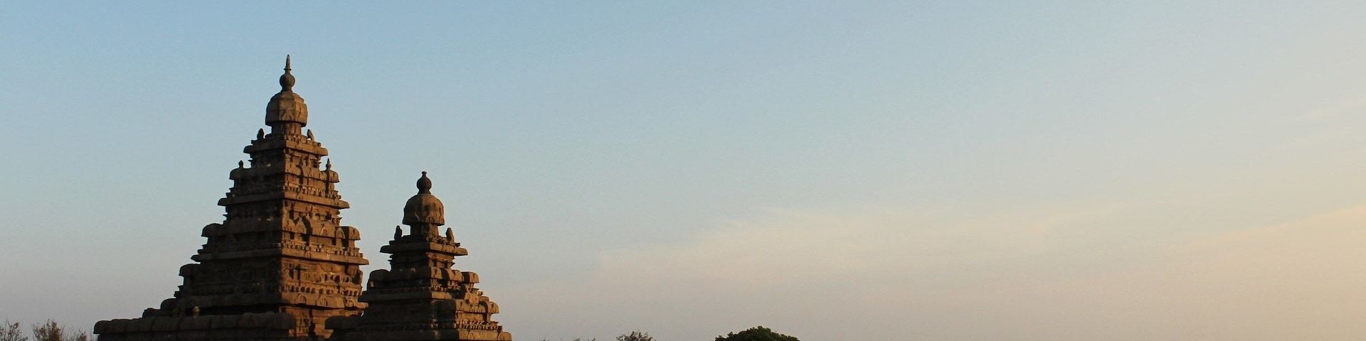 A sight to behold! The shore temple of mahabalipuram, overlooking the shore since the 8th century!
#landscapephotography #indian #architecture #temple #blue #skies #bythebeach #goldenhour #landscape