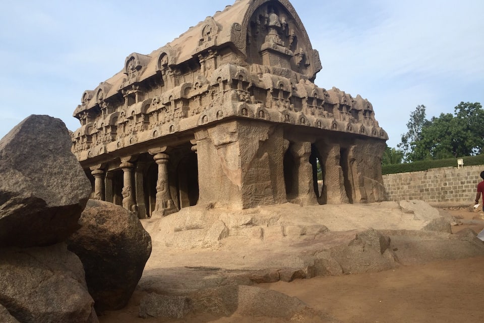 Um templo antigo com esculturas detalhadas e uma grande estrutura em forma de cúpula.