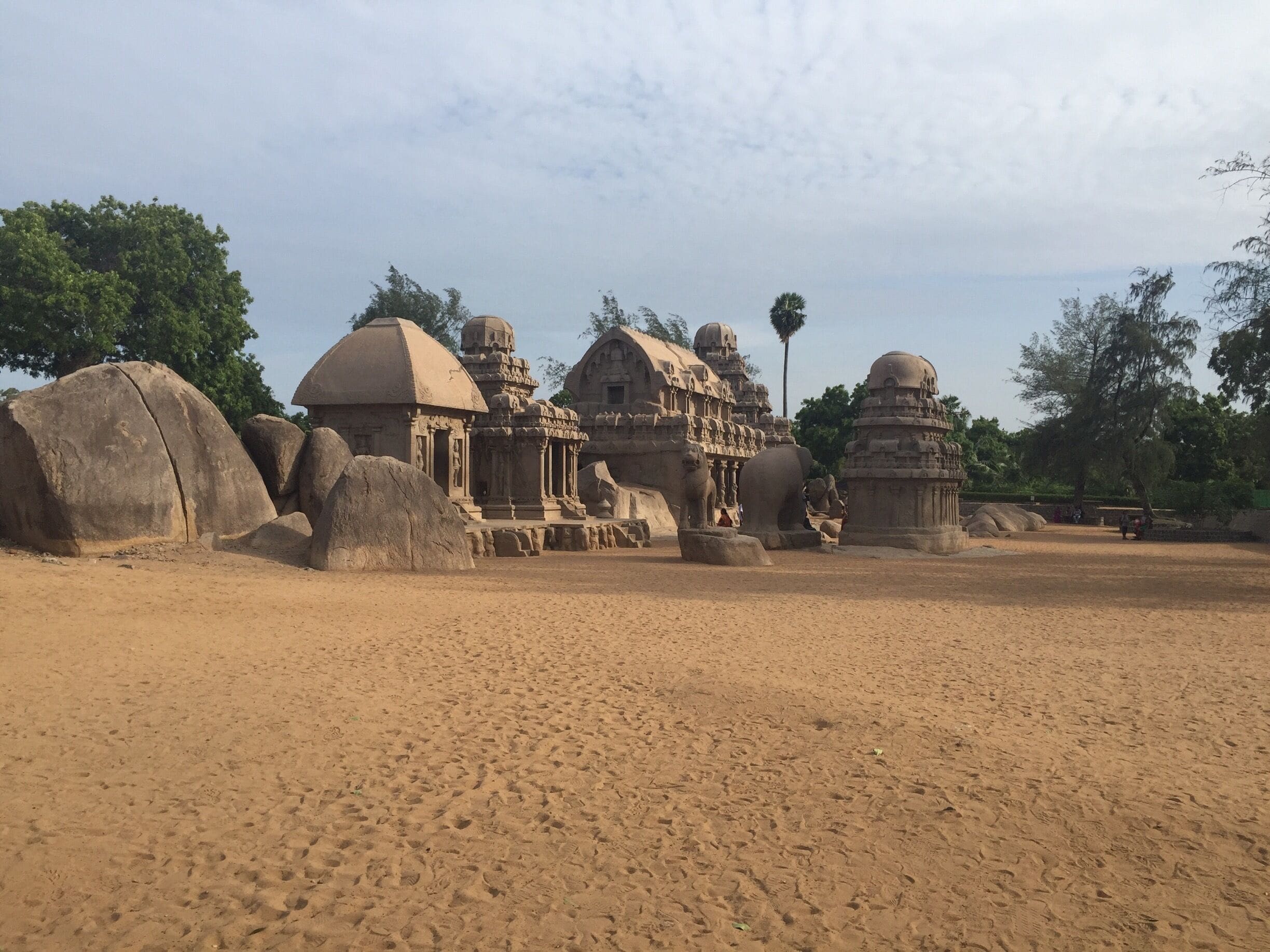 This is located 2 hours from Chennai, South India. This is located in Kancheepuram town. One of the many temples/monuments in Tamil Nadu. #Architecture


