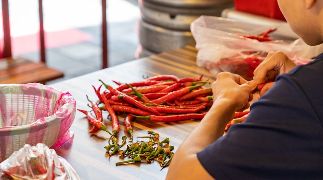 Wanli showing food as well as an individual male
