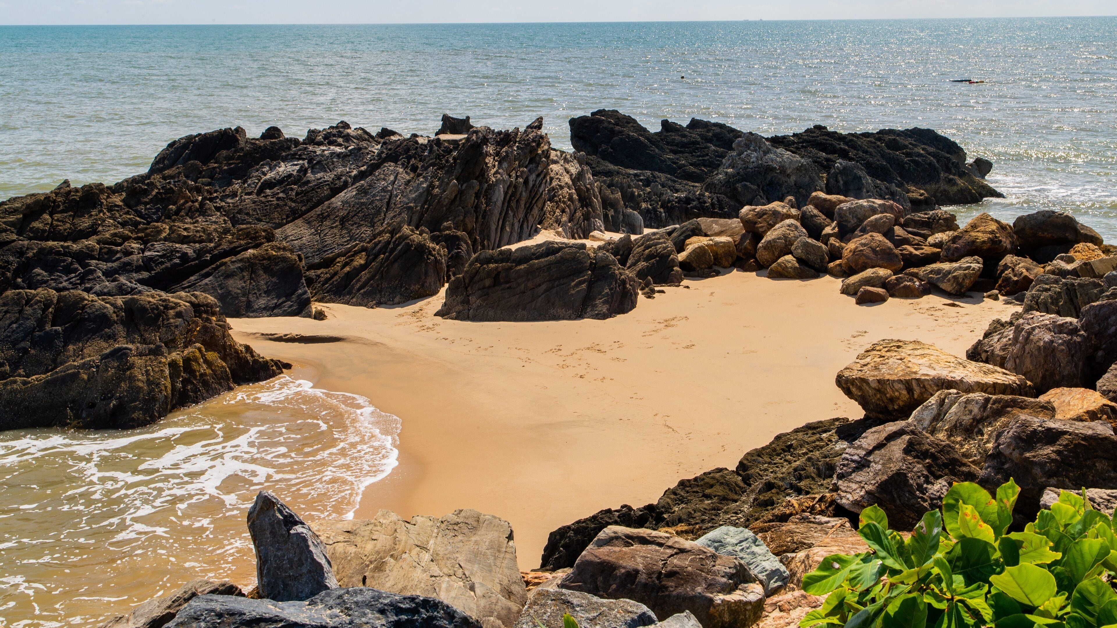 Yorkeys Knob showing a beach and general coastal views