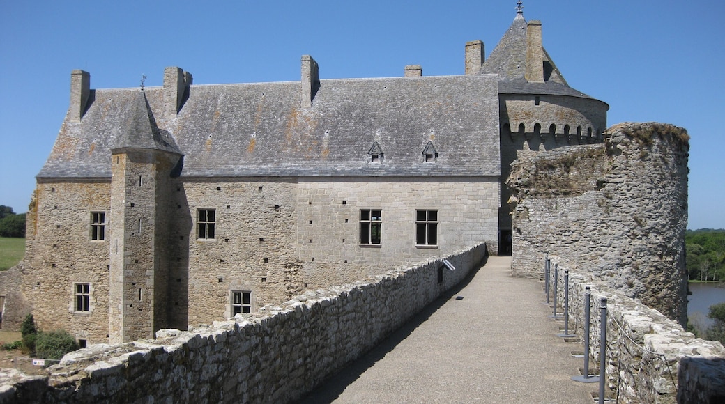 This building is indexed in the Base Mérimée, a database of architectural heritage maintained by the French Ministry of Culture, under the reference PA00091728 .