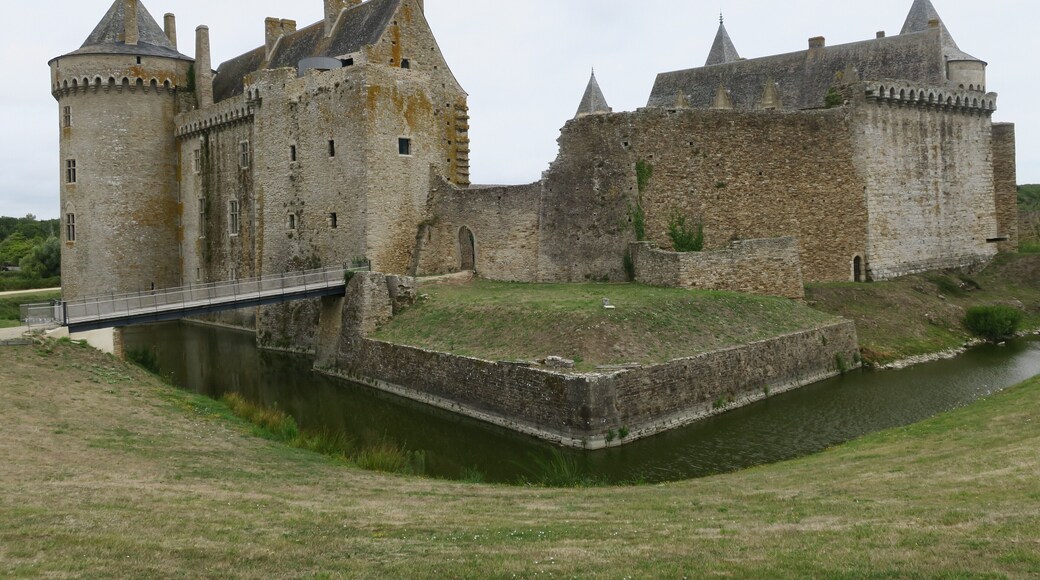 This building is indexed in the Base Mérimée, a database of architectural heritage maintained by the French Ministry of Culture, under the reference PA00091728 .