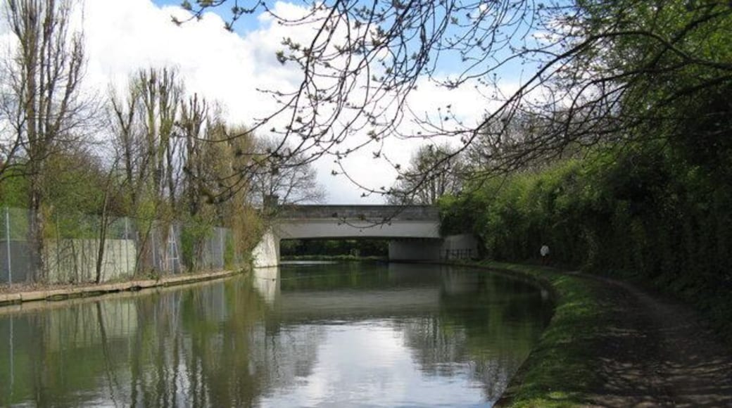 Greenford Road Bridge, Paddington Arm, Grand Union Canal The number of this bridge is in some doubt, as according to Chris Cove-Smith's excellent London Waterways Guide, it should be Bridge 14, but it bears a bridgeplate on both faces stating quite clearly 15A. It chould be noted that there is no other bridge bearing 14. The road carried is the very busy A4127 Greenford to Harrow, used by many motorists as sort of outer alternative to the North Circular.