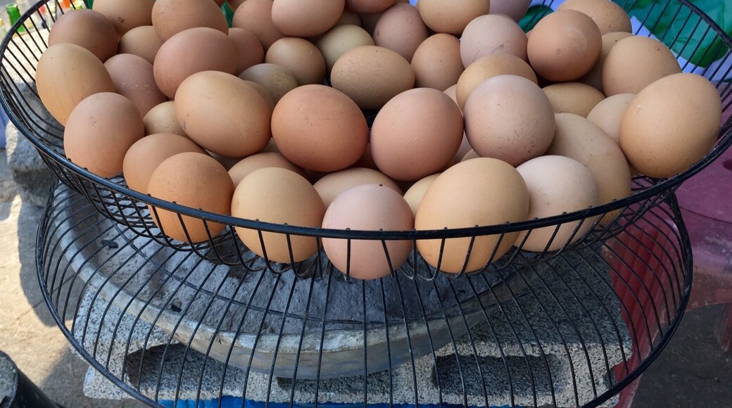 Basic way to make the eggs warm.. I must say its basic but brilliant idea. #market