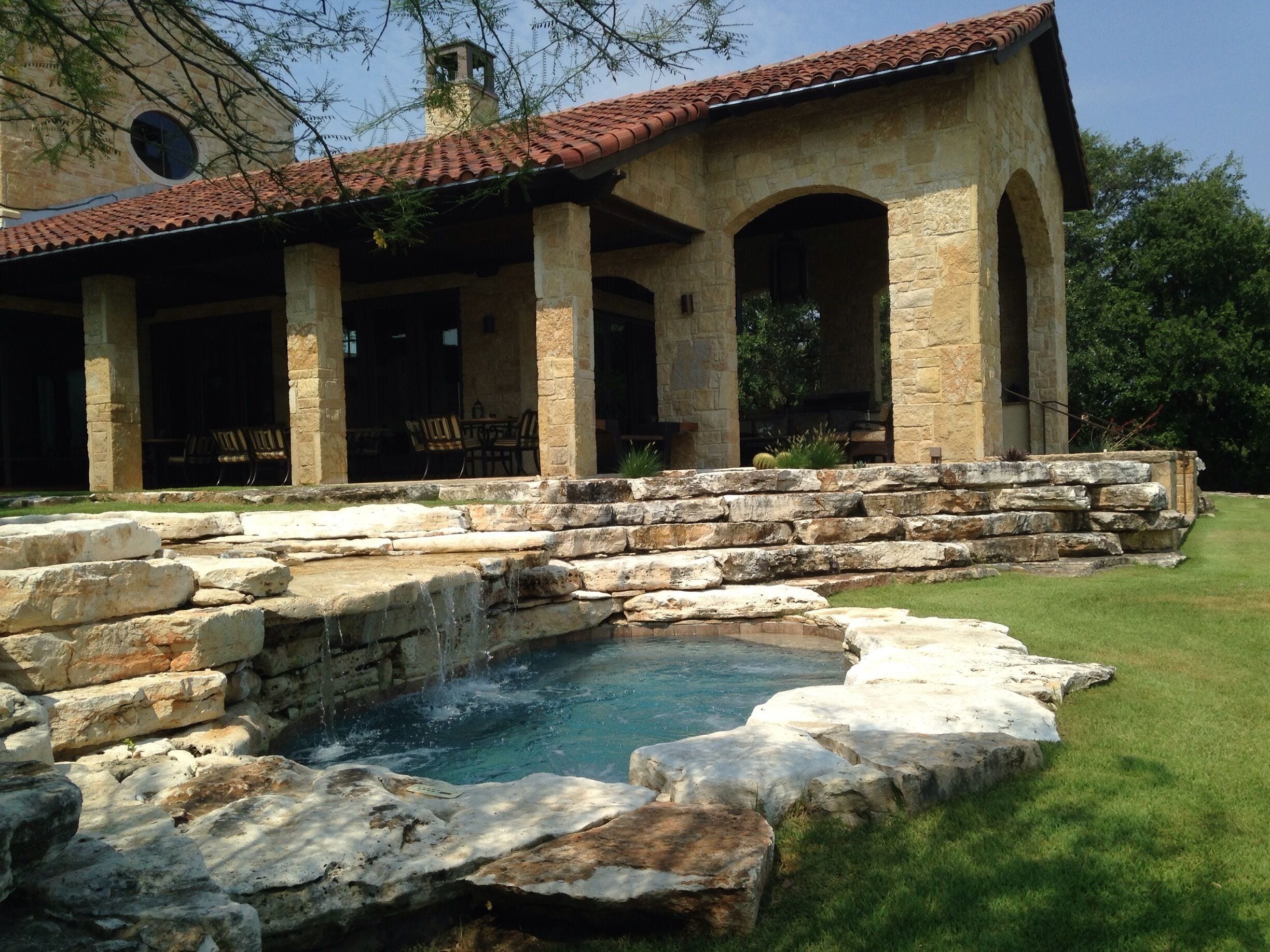 Good Friends invited us to spend a long weekend at Fort Mort which is owned by his Sister Bobby's husband Mort.
We were joined with some other friends from North Carolina.