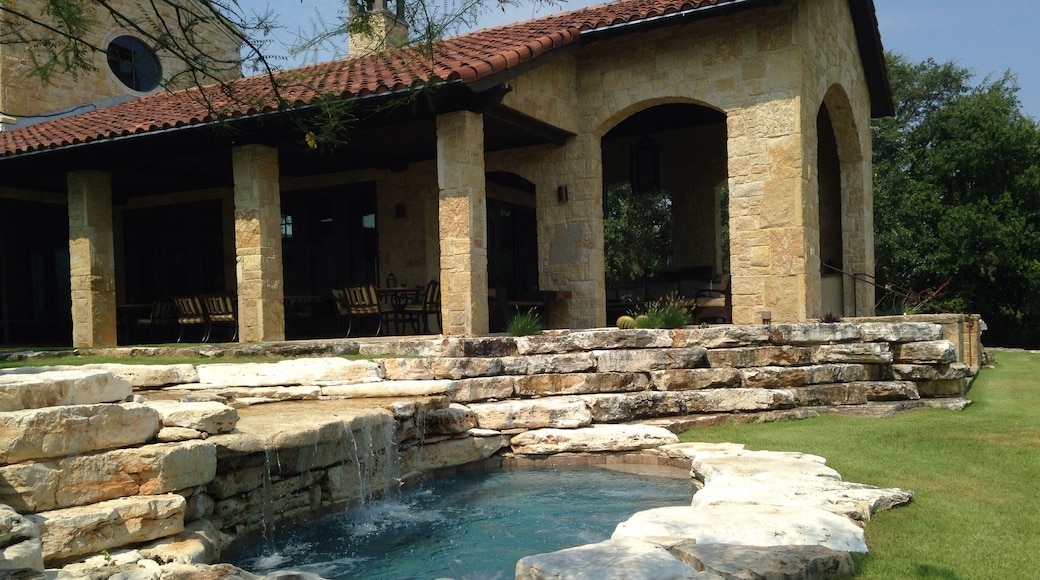 Good Friends invited us to spend a long weekend at Fort Mort which is owned by his Sister Bobby's husband Mort.
We were joined with some other friends from North Carolina.