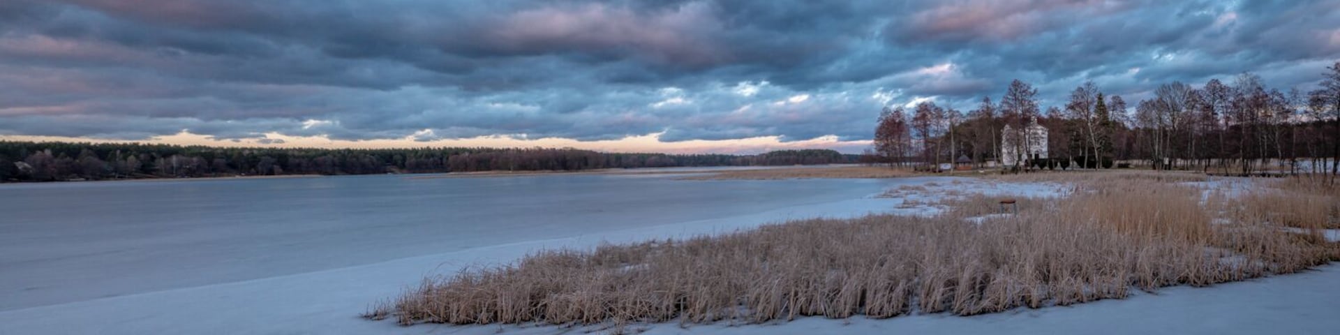 Frozen lake in northern Poland.
#Nature