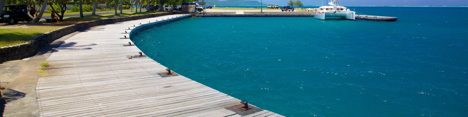 Uturoa showing a bay or harbor