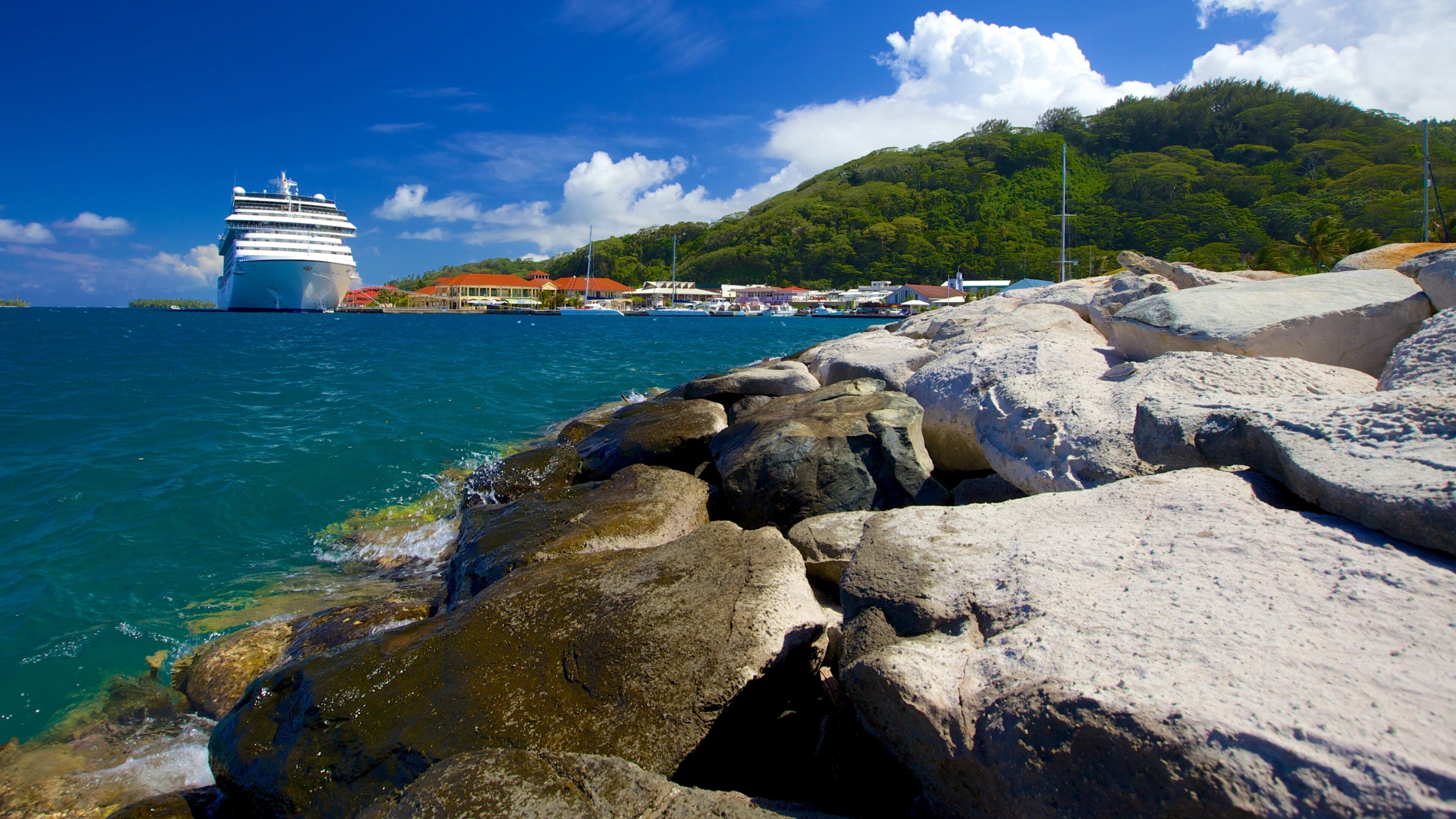 Uturoa which includes cruising