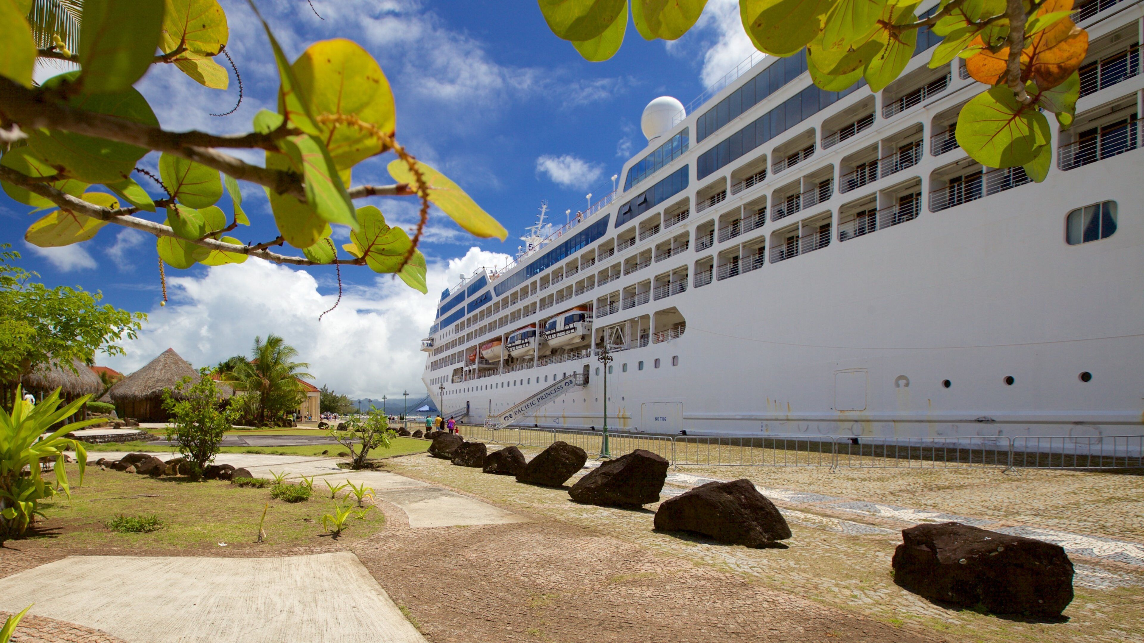 Uturoa which includes general coastal views and cruising