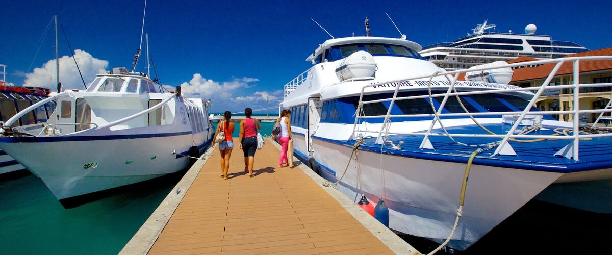 Thành phố Uturoa có tính năng chèo thuyền và bến tàu