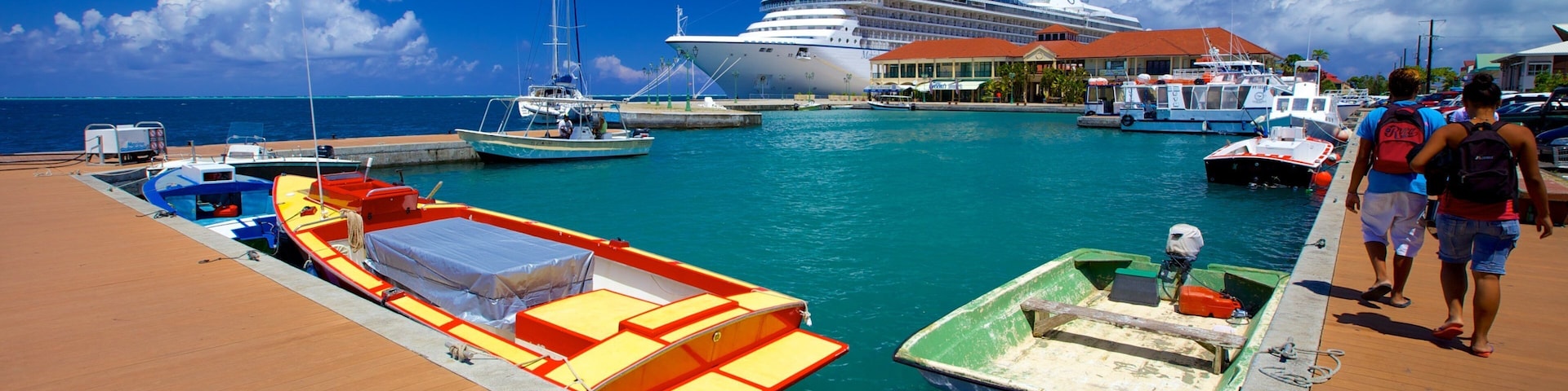 Uturoa featuring a marina and cruising as well as a small group of people