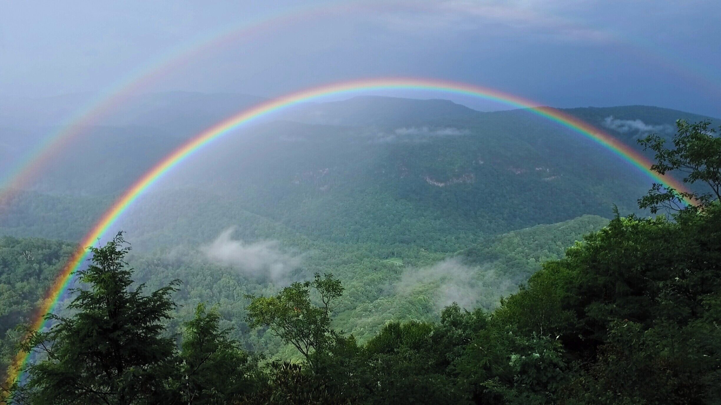 You never know what is going to pop-up on a view during a summer rain storm.  Chestoa View surprised us with this.

Video guide:  https://www.hdcarolina.com/episode/chestoa-view

#DoubleRainbow #ChestoaView