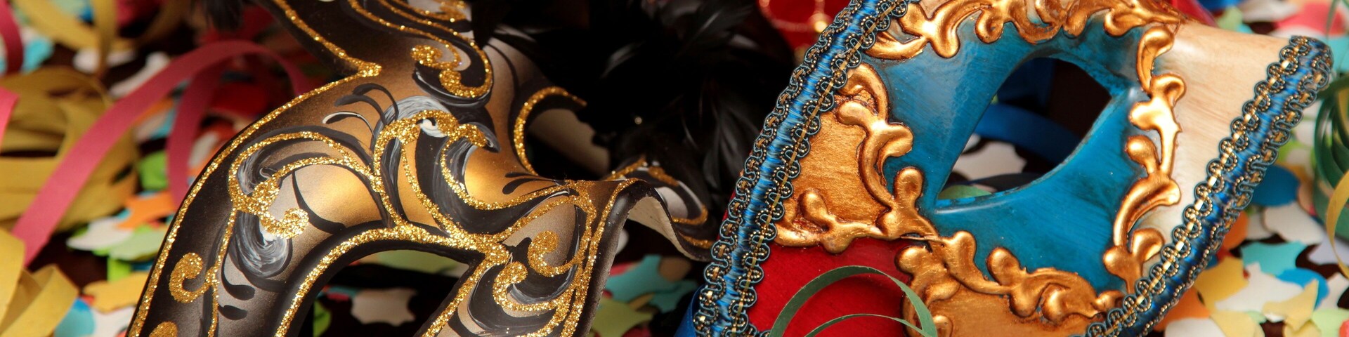 Dos máscaras ornamentadas con diseños y adornos intrincados.