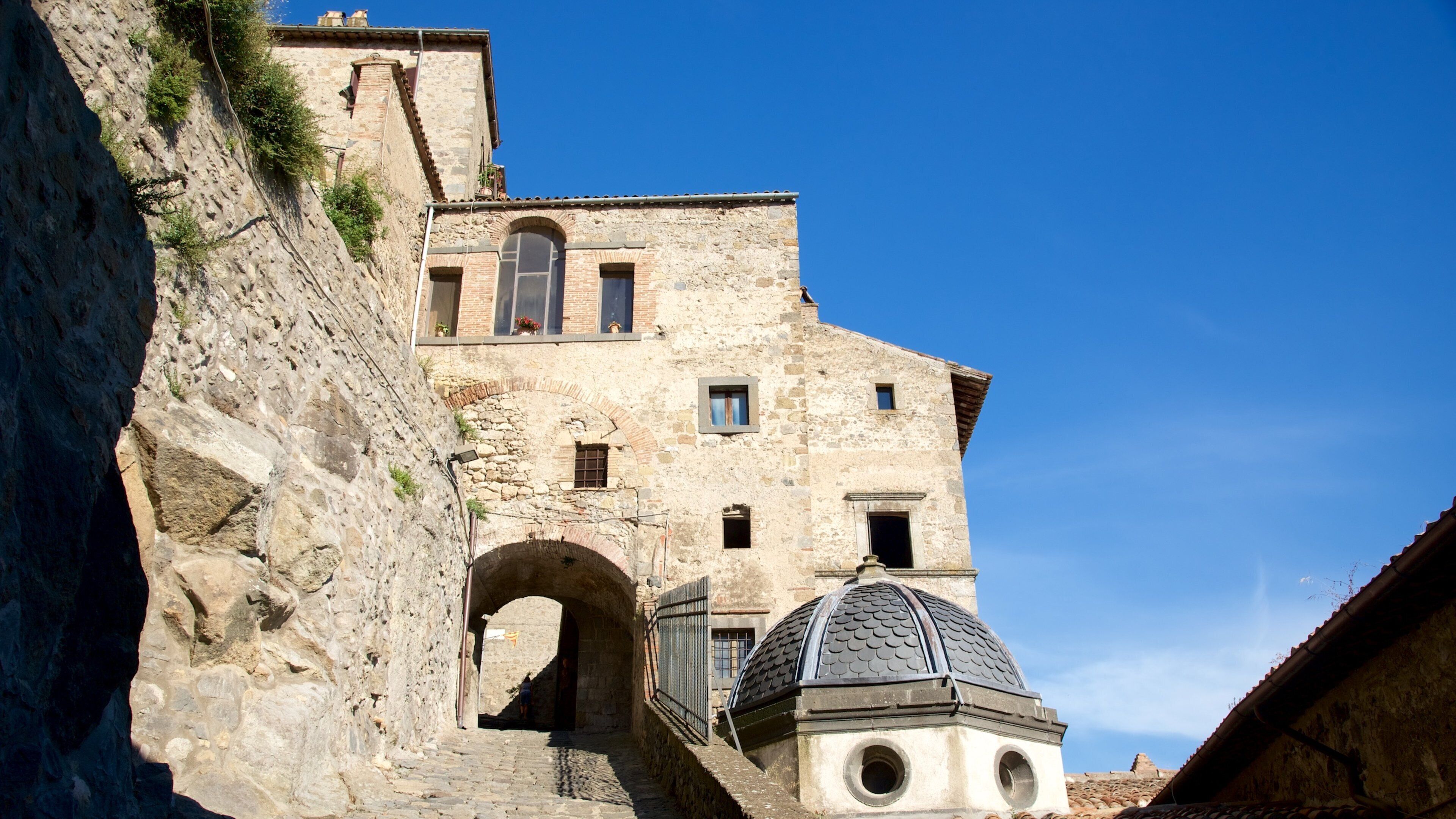 Bolsena showing heritage architecture