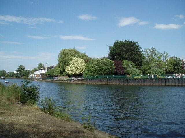 Ravens Ait Photo taken from the Thames path Ravens Ait is an island in the Thames, it has had a variety of owners including the navy laegue and the London Education Centre who have used it as a water sports activity centre. http://en.wikipedia.org/wiki/Raven's_Ait
